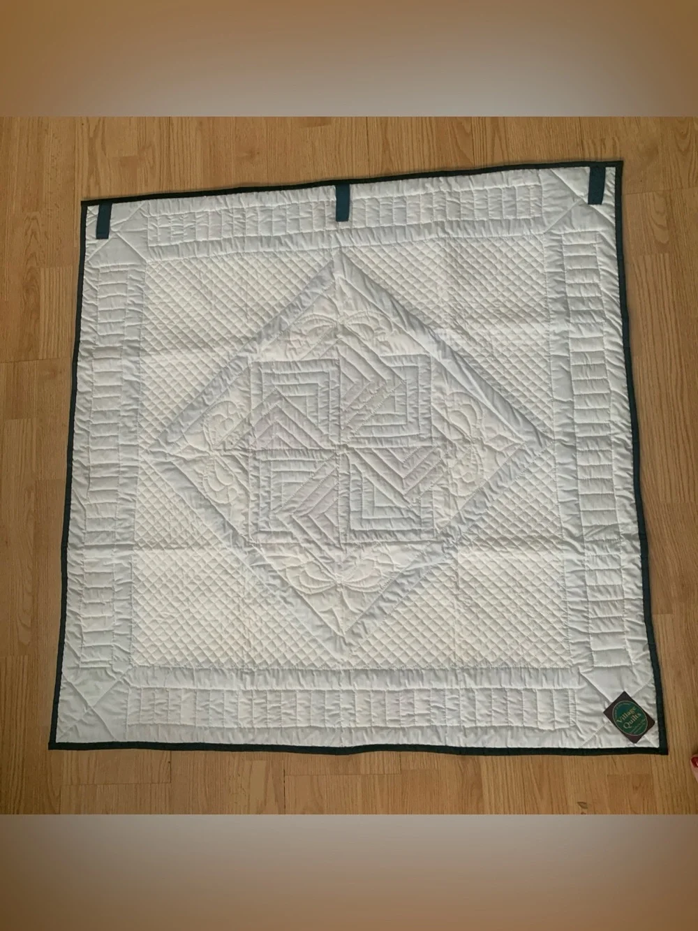 1998 VTG Village Quilts Handmade SPINNING STAR Cotton Hanging PATCHWOR QUILT 40”